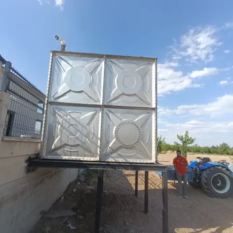 Çelik ayaklar üzerinde galvaniz panel su deposu